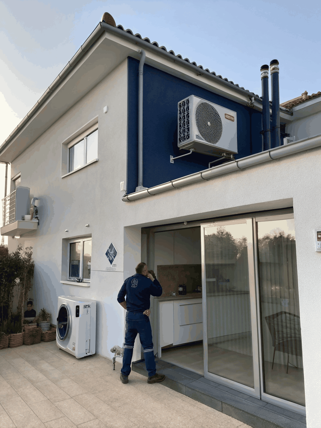 Instalación moderna de aerotermia en vivienda