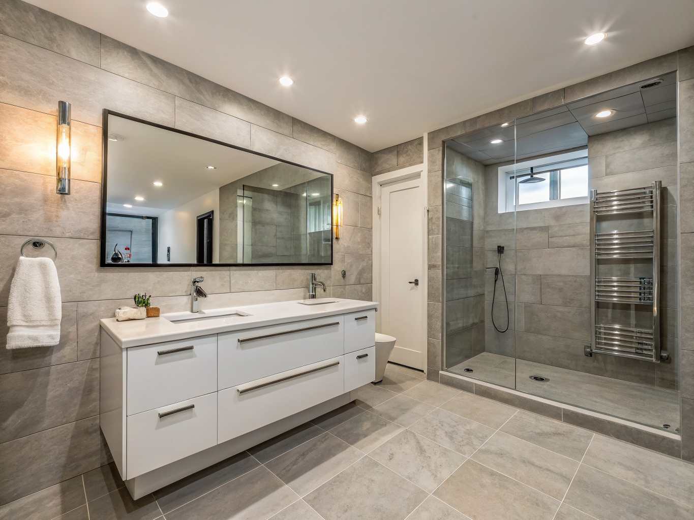 Paredes de baño revestidas con cerámica de gran formato
