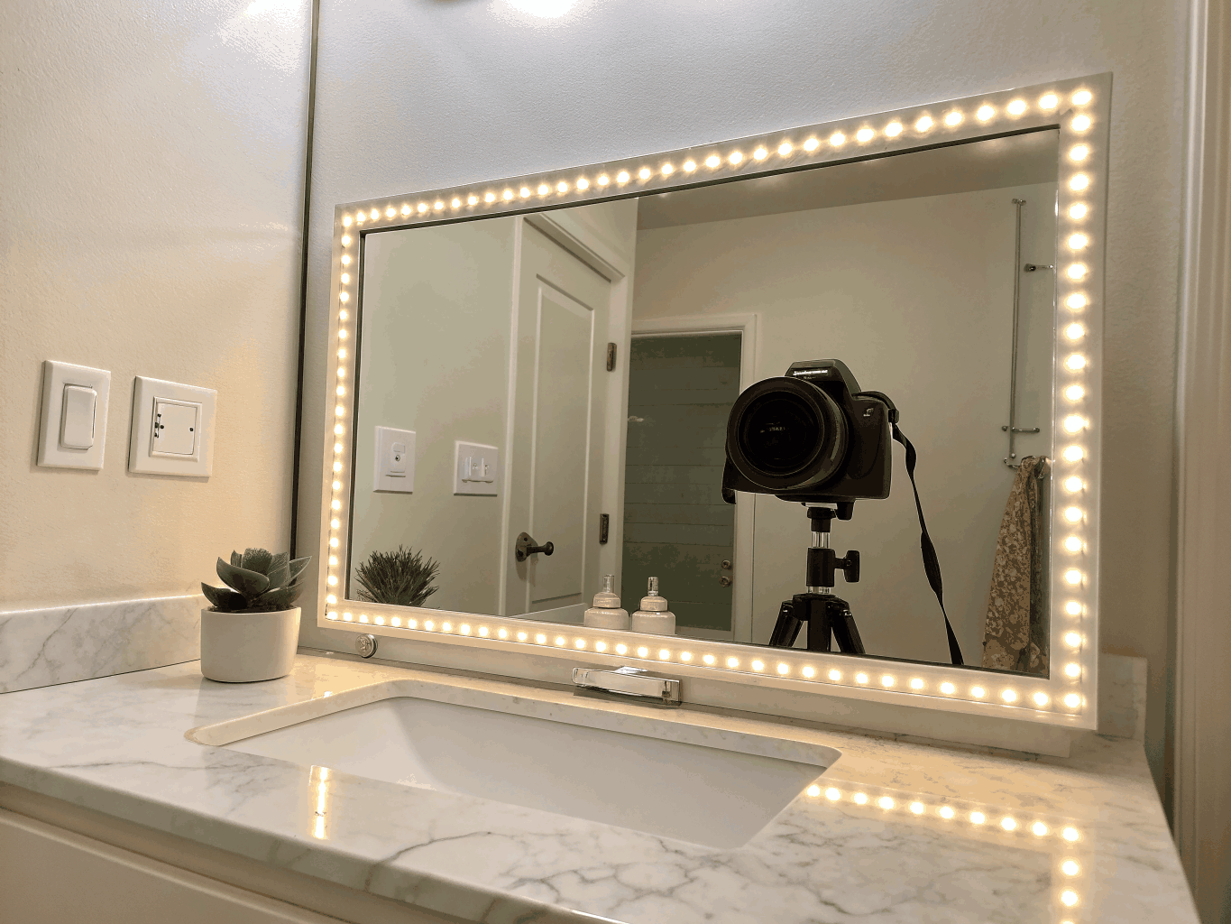 Espejo con iluminación LED integrada en baño reformado