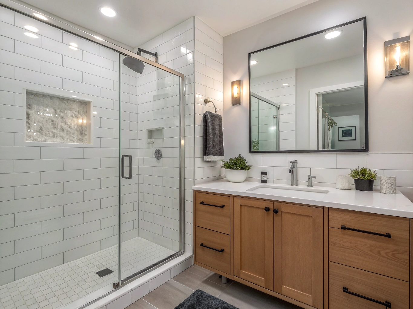 Baño residencial completamente reformado con estilo moderno
