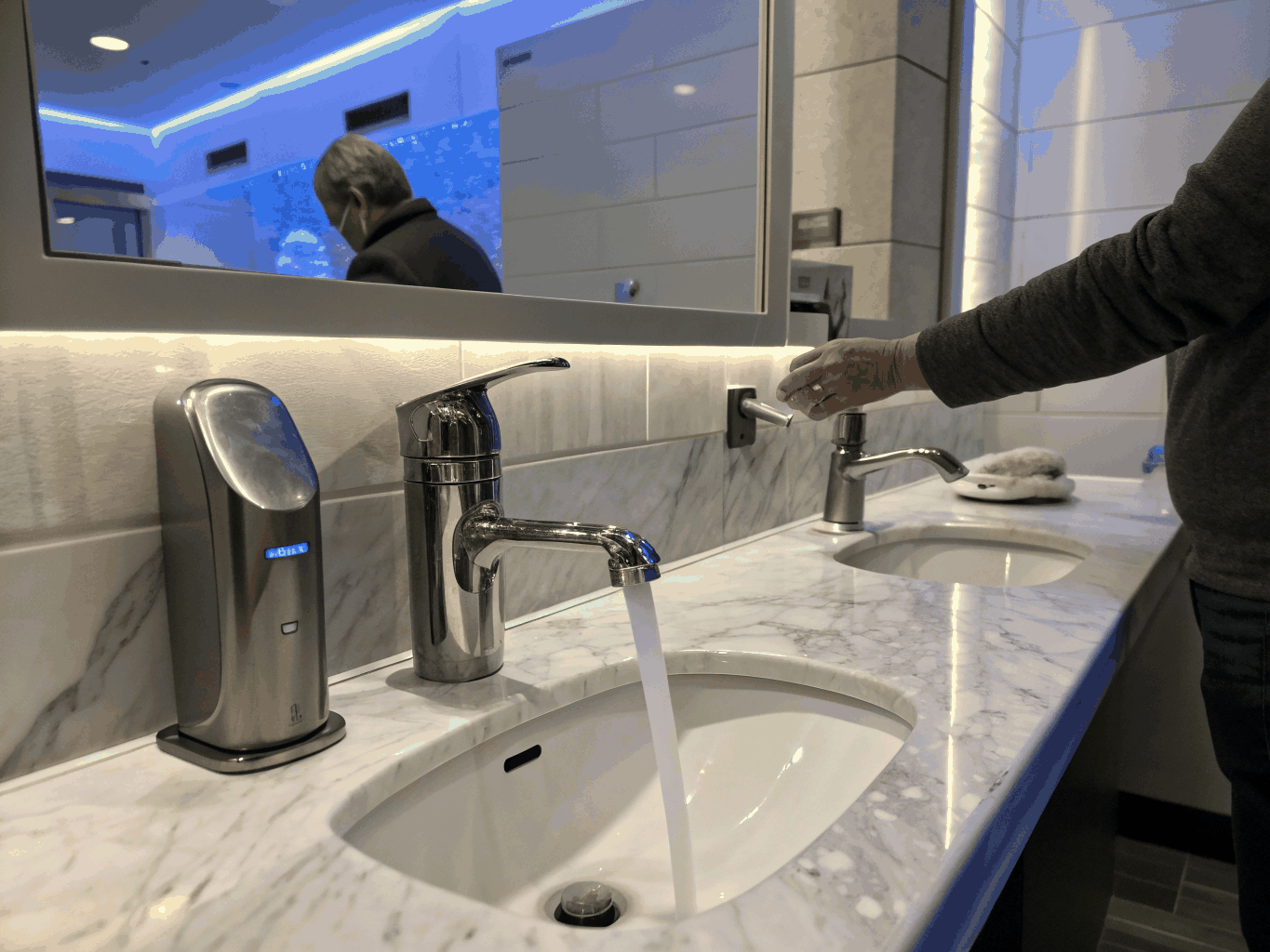 Grifería de alta eficiencia y mueble de baño moderno