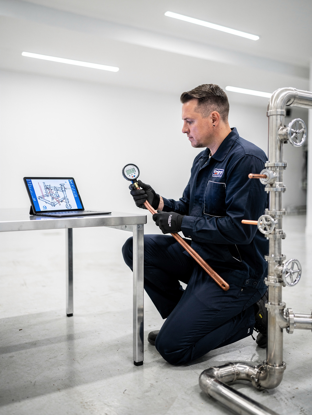 Técnico realizando mantenimiento de calderas