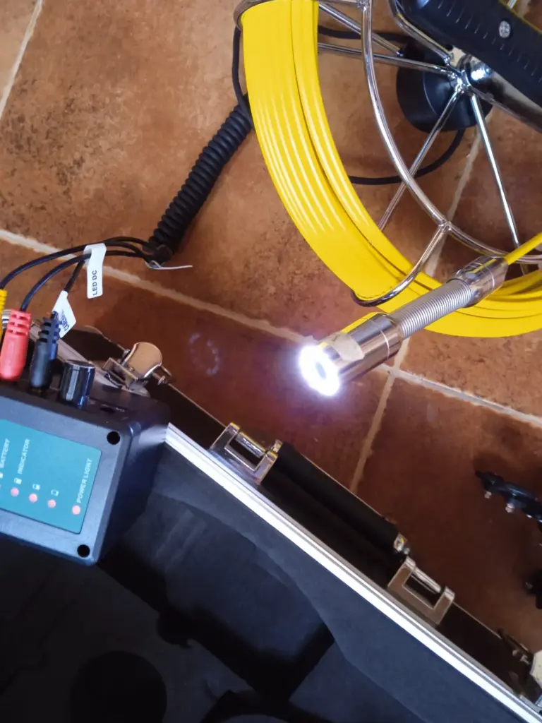Cámara de inspección de tuberías con el monitor encendido durante una localización