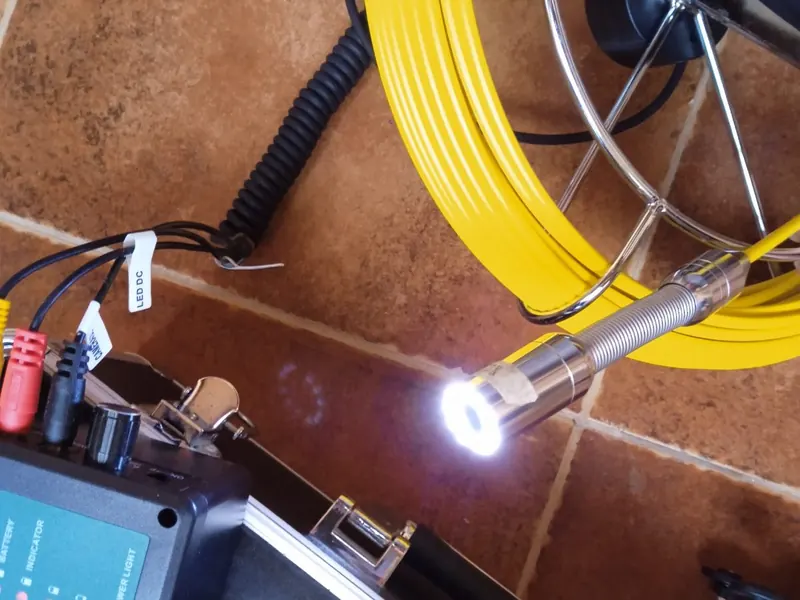 Cabezal y carrete de una cámara de inspección de tuberías y saneamiento