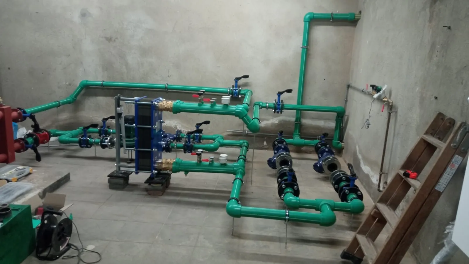 Water distribution manifold with an isolation valve for each circuit