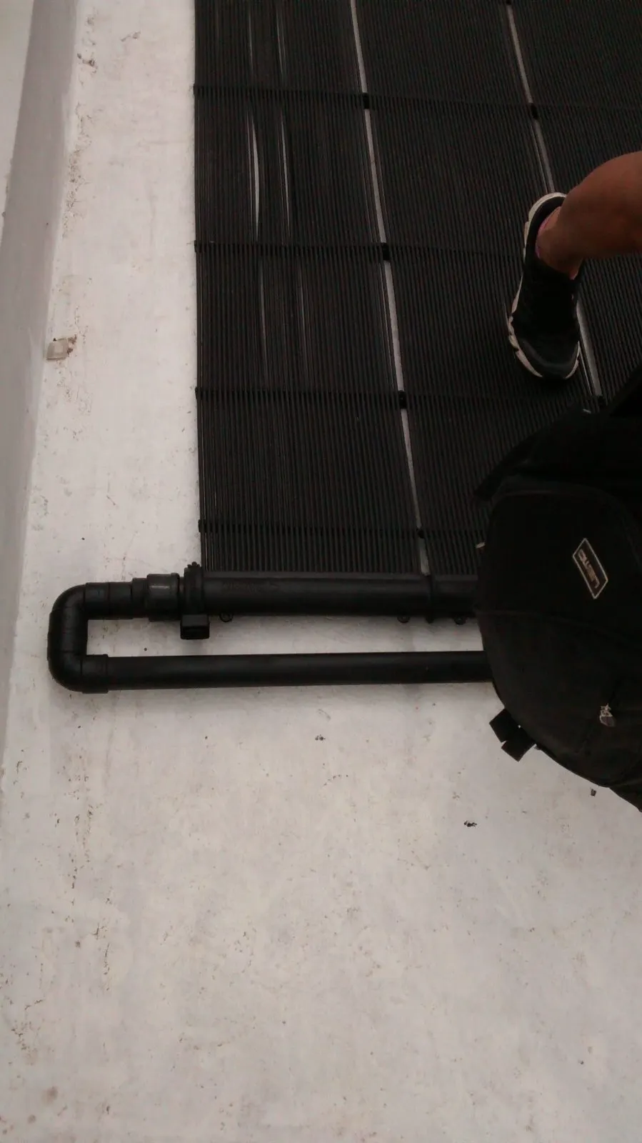 Detalle del colector y la tubería de conexión de unos paneles solares de piscina