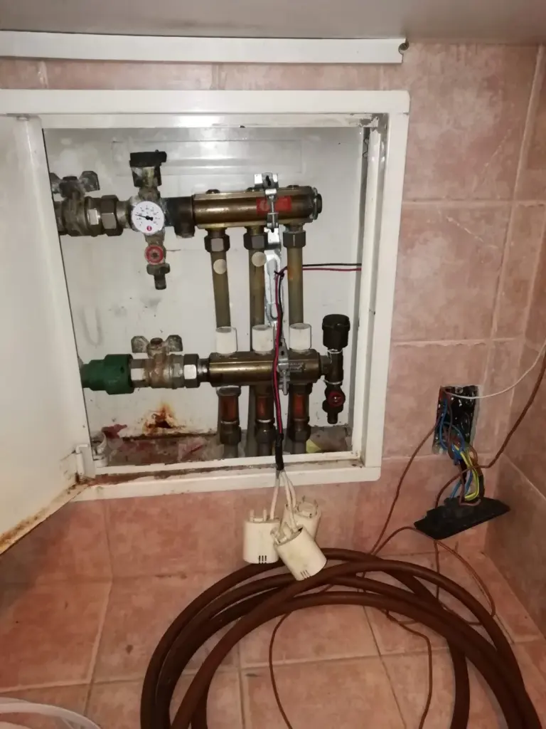 Contador de agua y llaves de corte en la hornacina de una vivienda