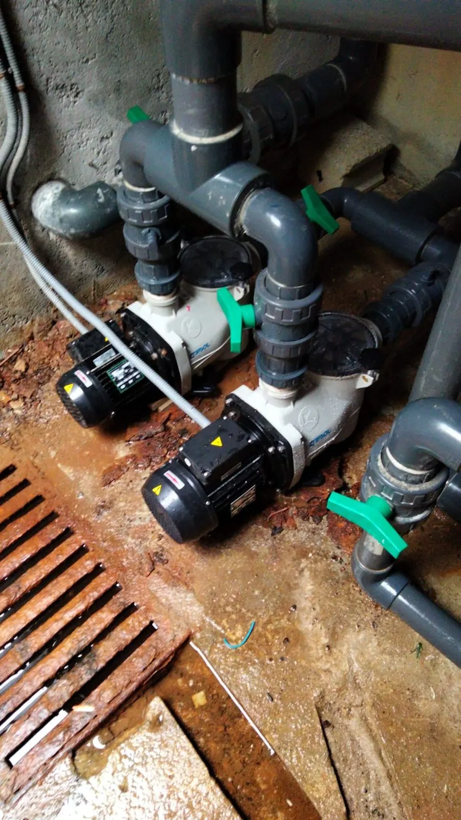 Pool filtration set with pump, filter and valves installed
