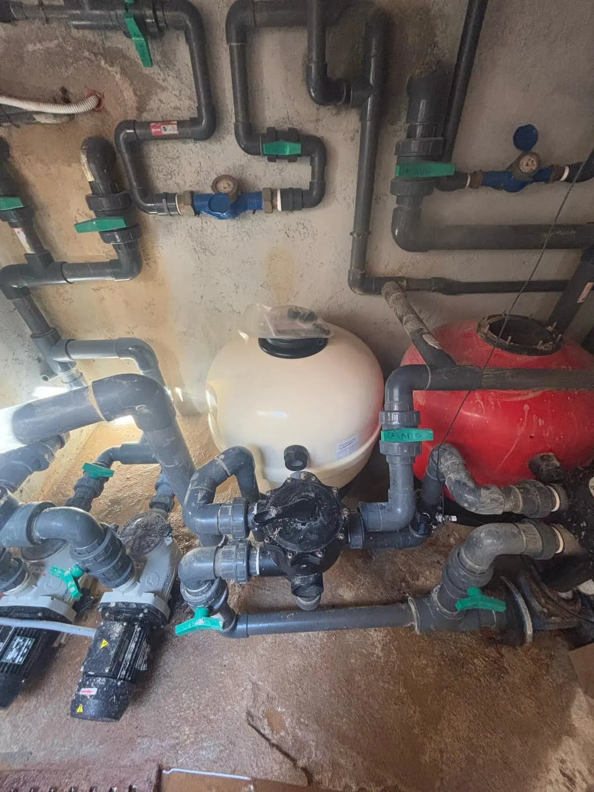 Pool sand filter with pressure gauge and multiport valve