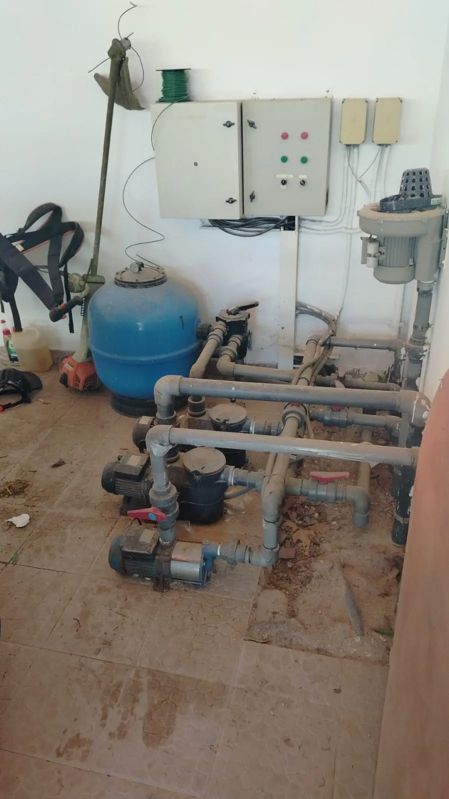 Instalación de fontanería con depósito de agua y valvulería