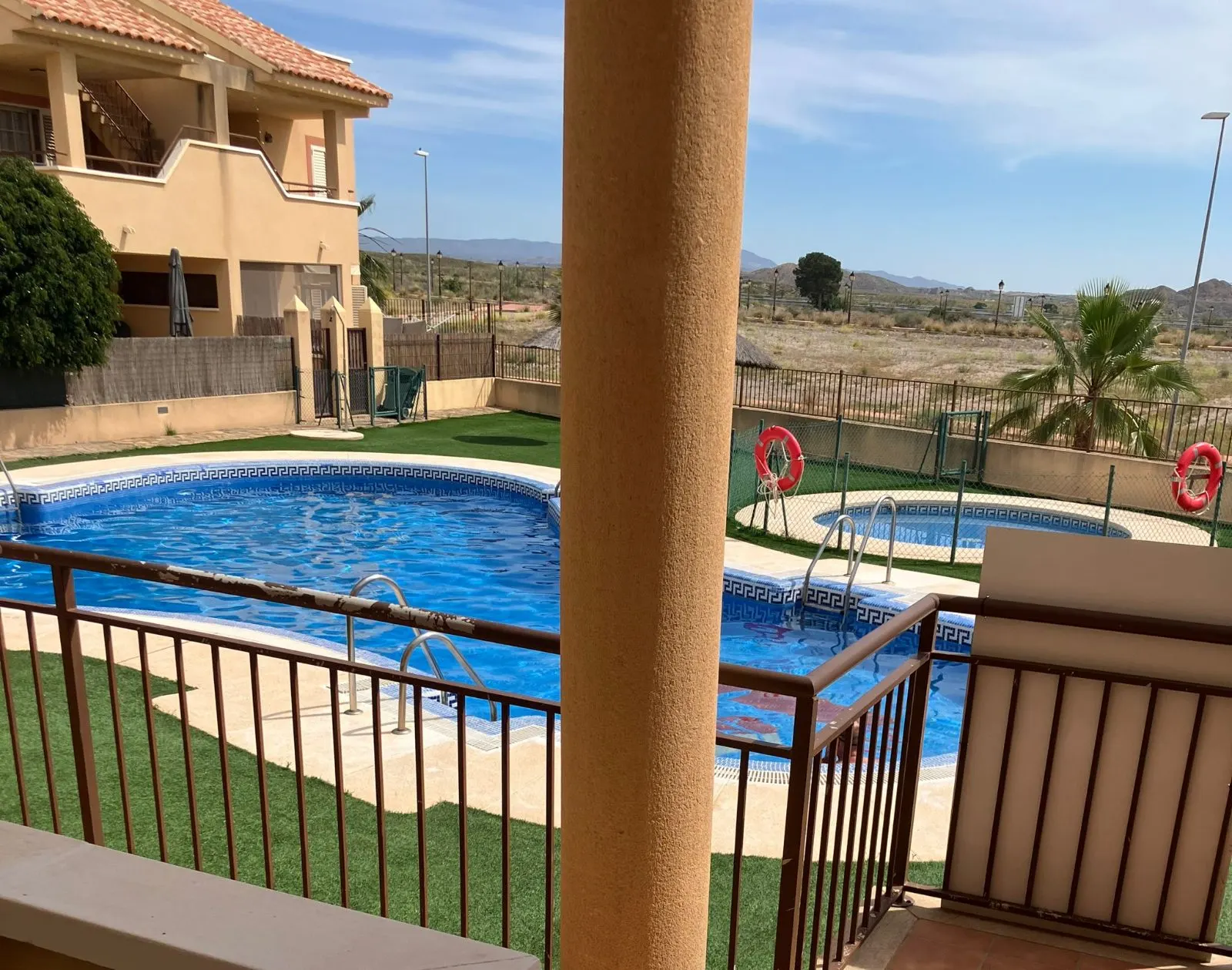 Mantenimiento de piscina en una vivienda de la costa