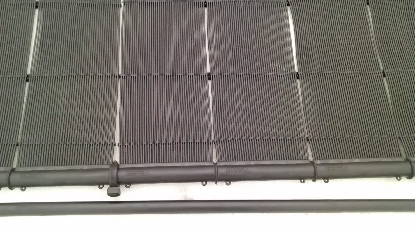 Paneles solares de piscina montados sobre estructura en una cubierta