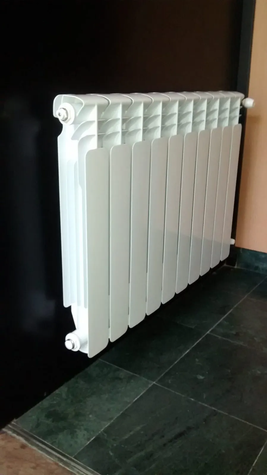 Radiadores de aluminio instalados en una vivienda