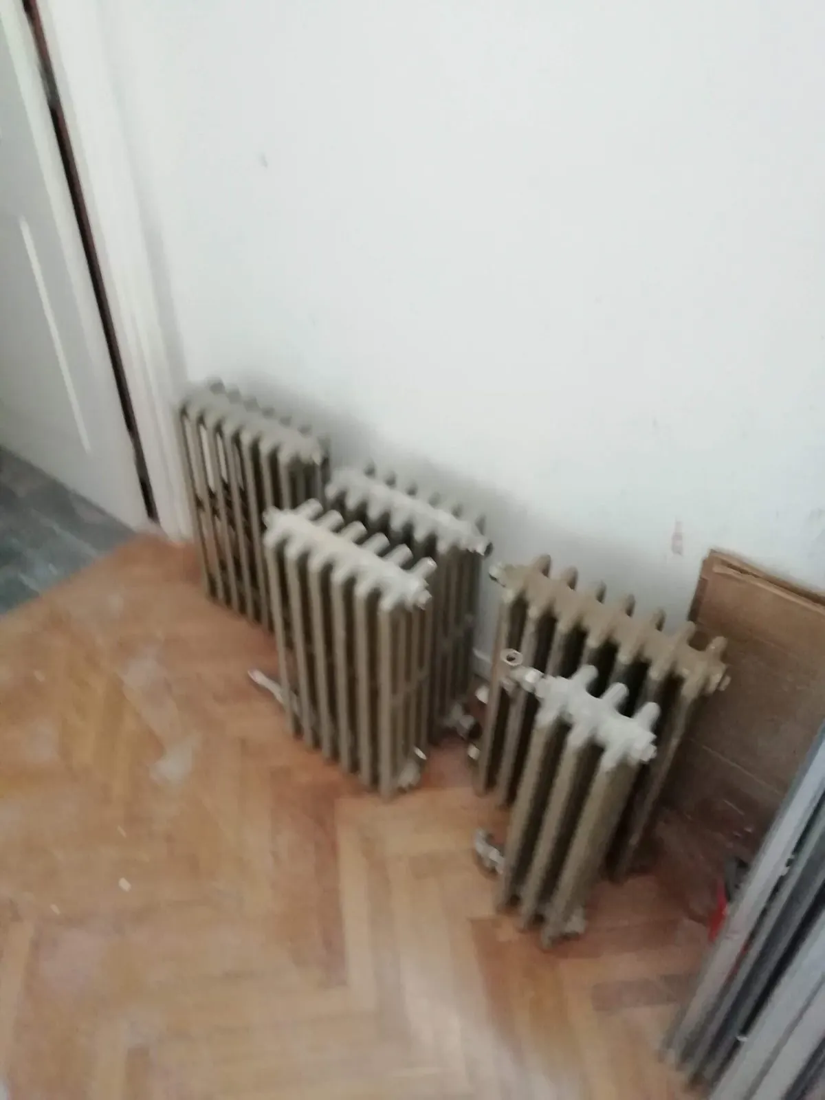 Radiadores antiguos de hierro fundido retirados de una instalación de calefacción