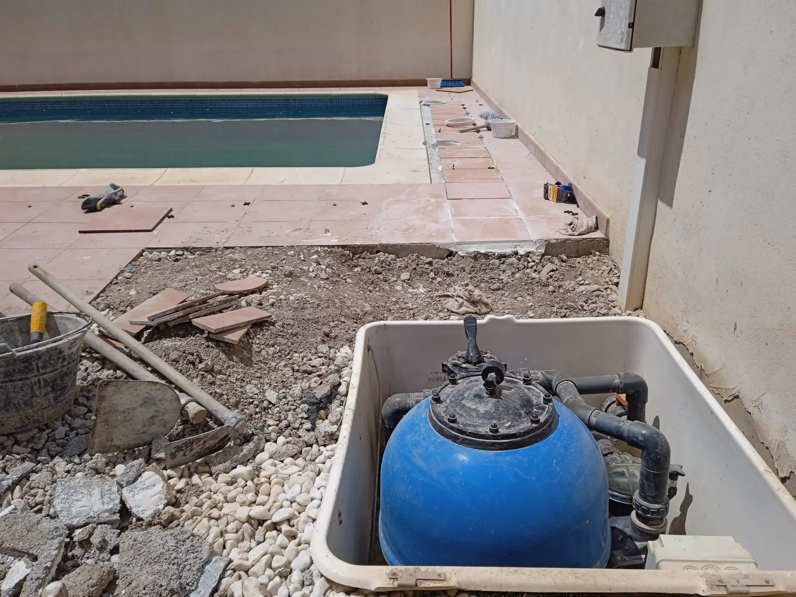 Pool skimmer exposed during a repair to the hydraulic installation