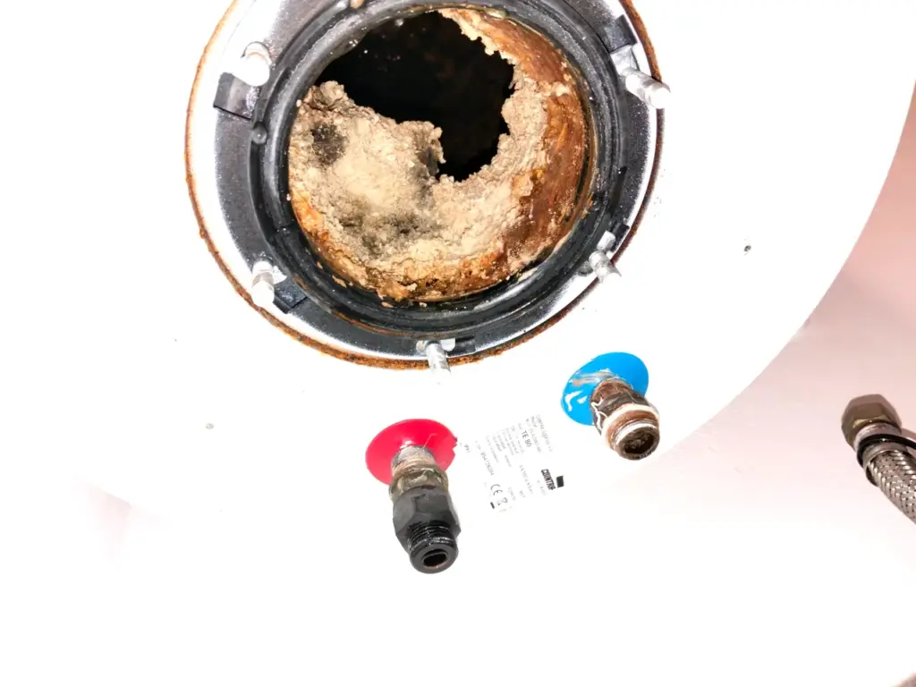 Resistencia de un termo eléctrico cubierta de cal incrustada