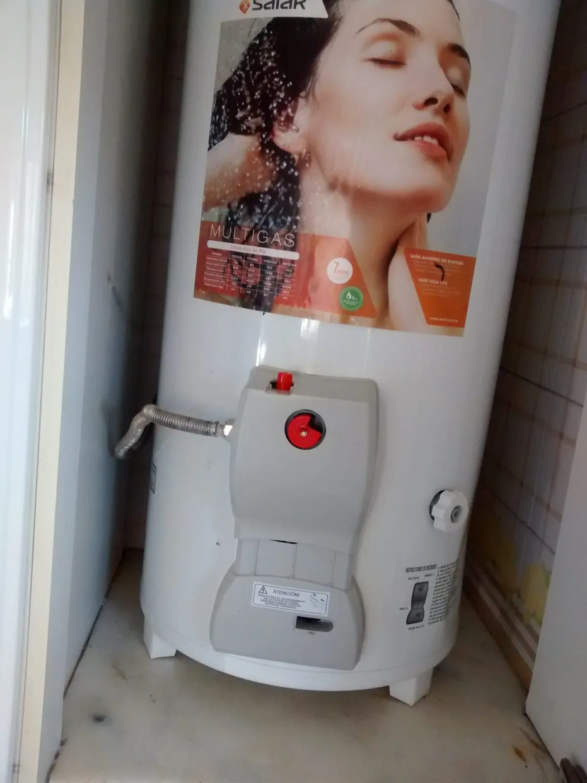 Termo eléctrico instalado en una vivienda, con sus llaves de corte