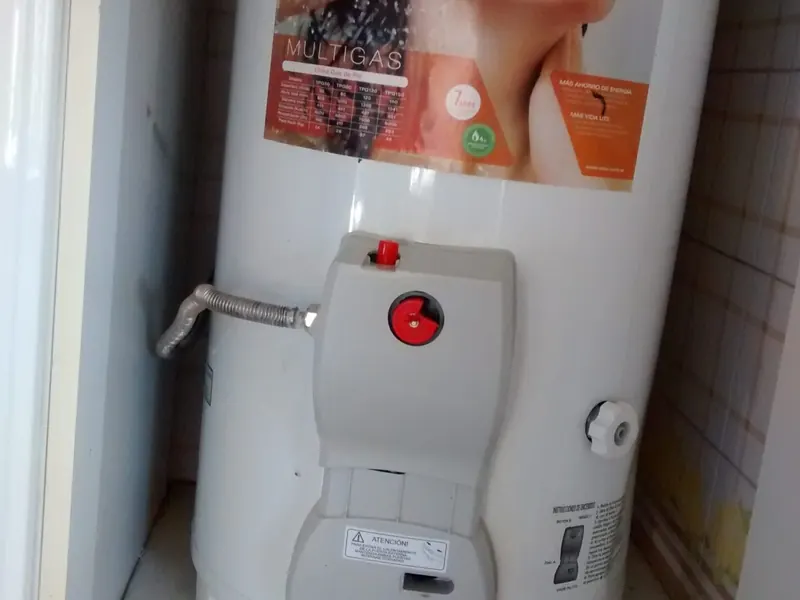 Termo eléctrico instalado en una vivienda, con sus llaves de corte