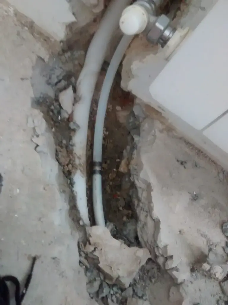 Tubería de agua a la vista tras abrir la roza para reparar una fuga