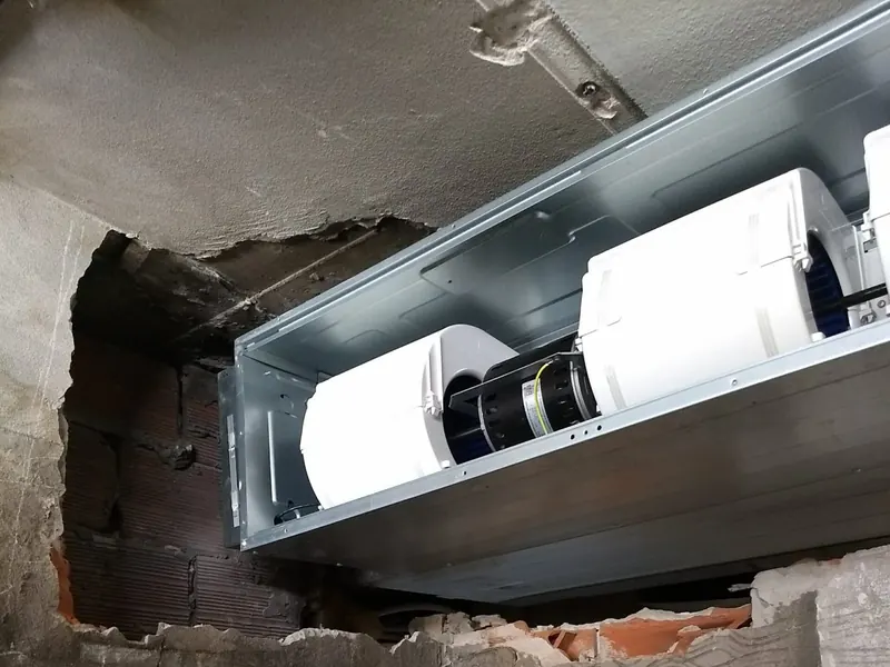 Unidad de aire acondicionado por conductos instalada en un falso techo